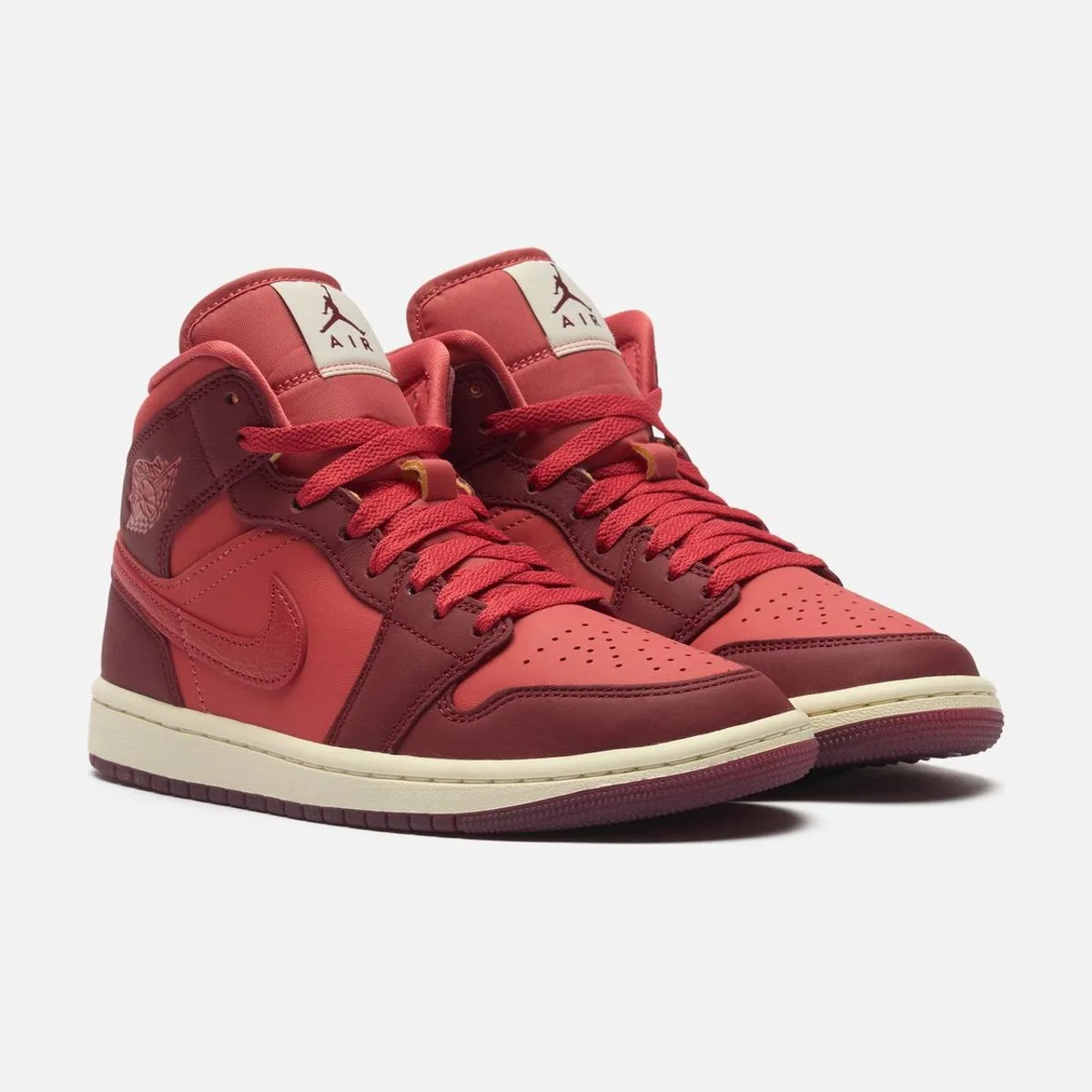 Женские кроссовки Jordan Wmns Air Jordan 1 Mid SE